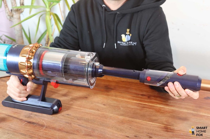 Dyson Gen 5 Detect: щелевая насадка в трубе пылесоса